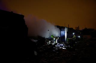 Vatrogasci rade na kompleksu automobilskih garaža oštećenih tijekom napada ruske bespilotne letjelice i projektila u Kijevu